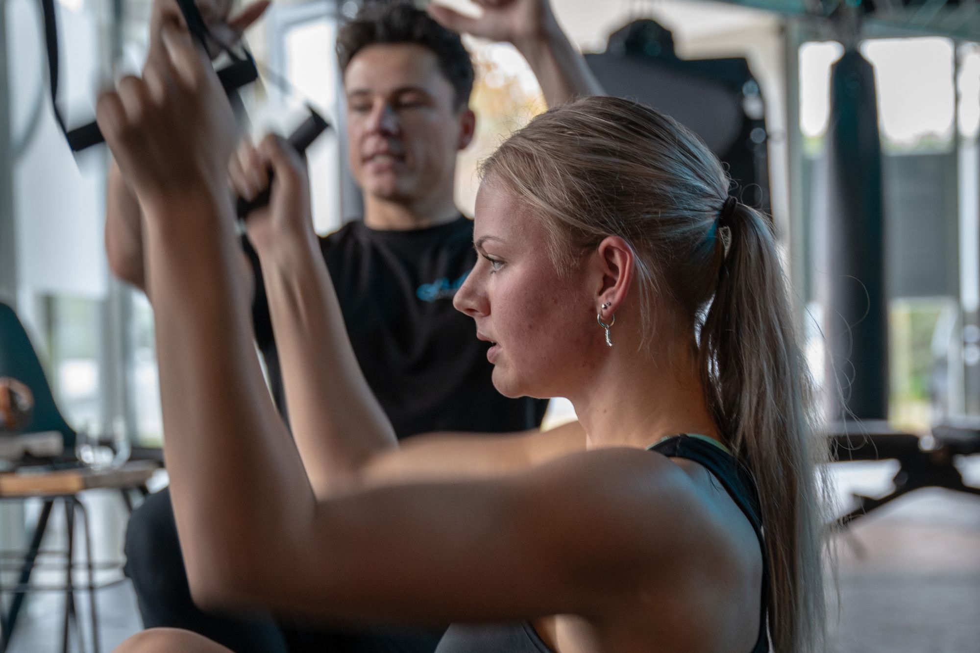 Volwassen sporter traint met persoonlijke begeleiding in de rustige 4Life-studio