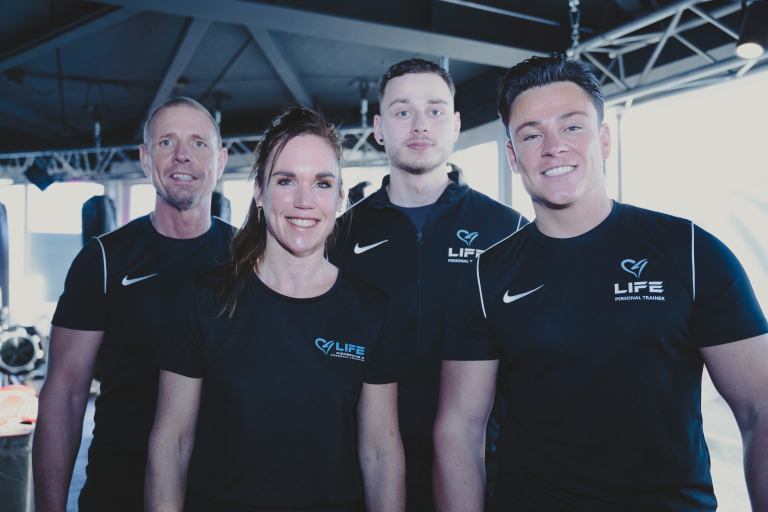 Trainer begeleidt een sporter tijdens krachttraining bij 4Life in Zeewolde